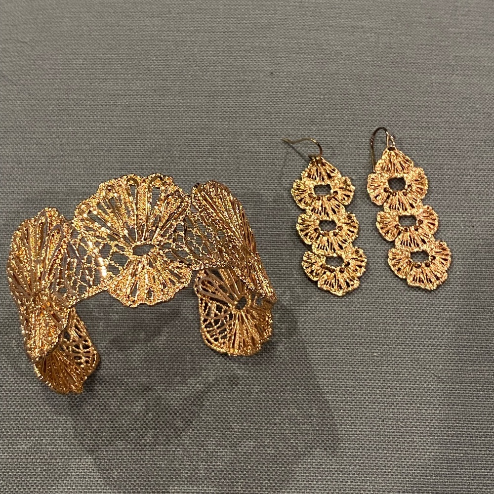 Gorgeous shinny rose gold/copper color cuff and earrings set